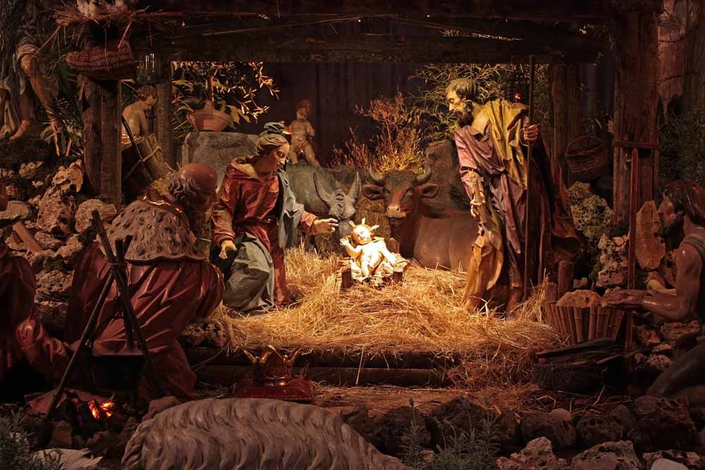 Resultado de imagen de Los pastores descubren sencillamente al Niño recién nacido envuelto en pañales y recostado en un pesebre.